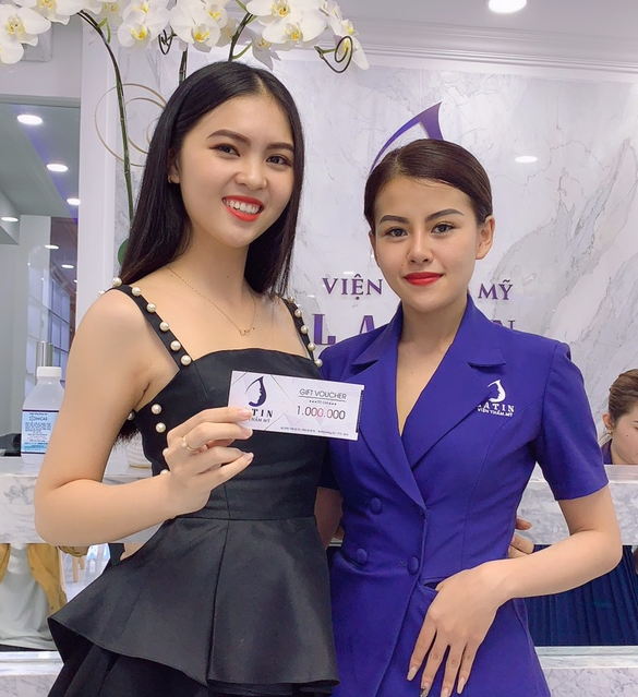 THẨM MỸ VIỆN LATIN ĐẦY CHUYÊN NGHIỆP TRONG BỘ ĐỒNG PHỤC VEST