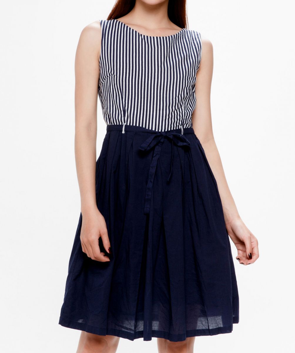 Đầm xòe xanh navy phối áo sọc