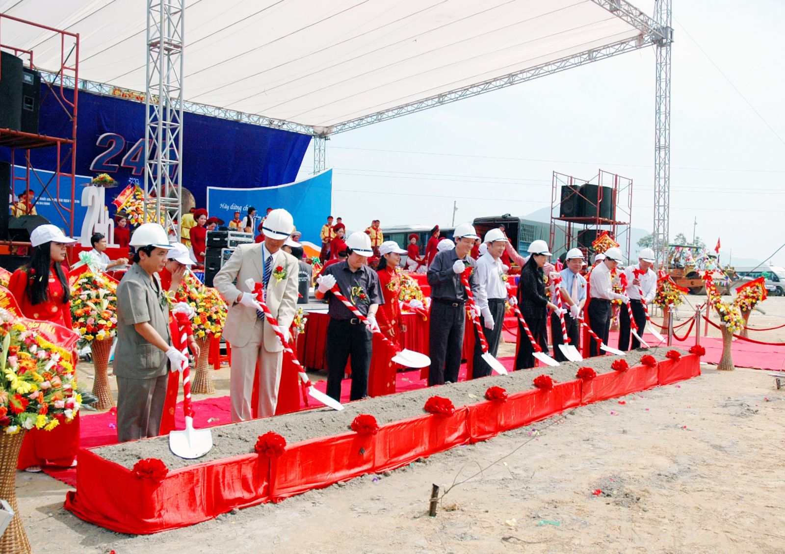 Tổ chức lễ khởi công