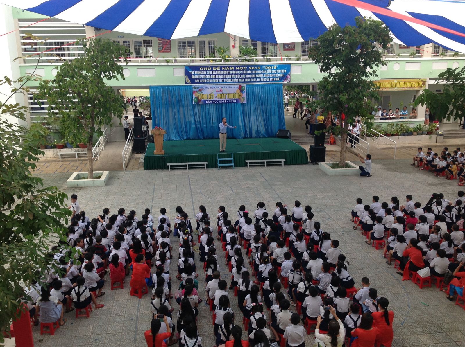 Dù Che Ngoài Trời