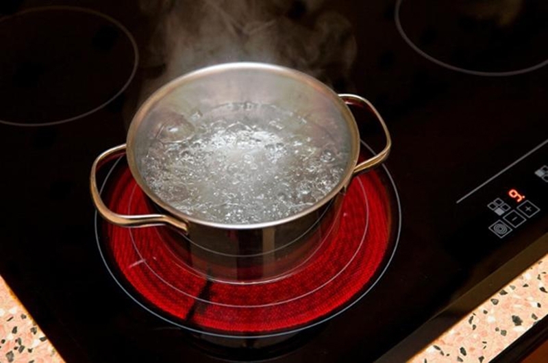Mặt bếp từ/ bếp hồng ngoại bị nứt có dùng được không?