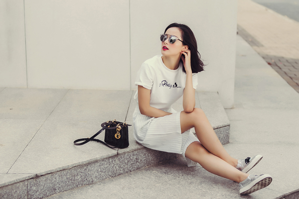 Mix trang phục trẻ trung với áo thun cổ tròn
