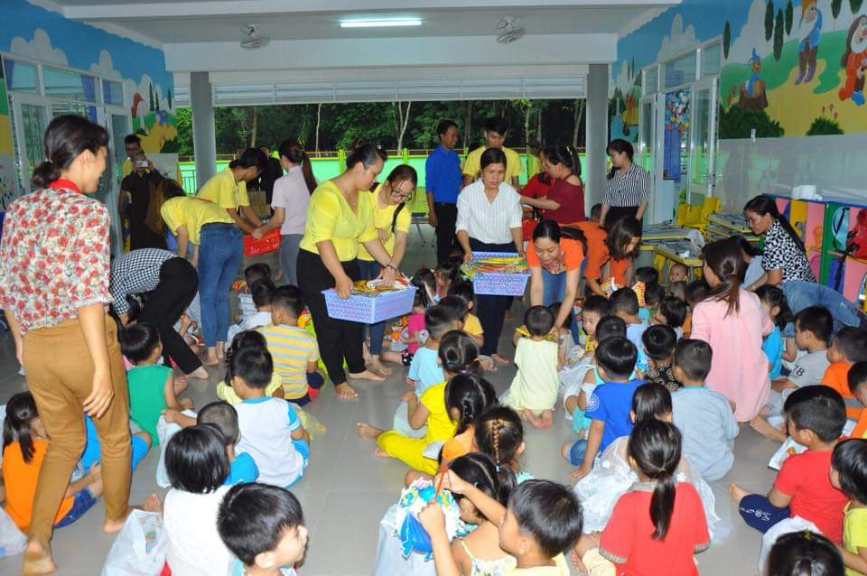 MINH ANH MANAGEMENT BOARD GIVE GIFTS TO CHILDREN