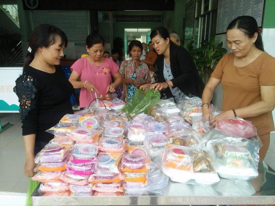 MINH ANH MANAGEMENT BOARD GIVE GIFTS TO THE POOR