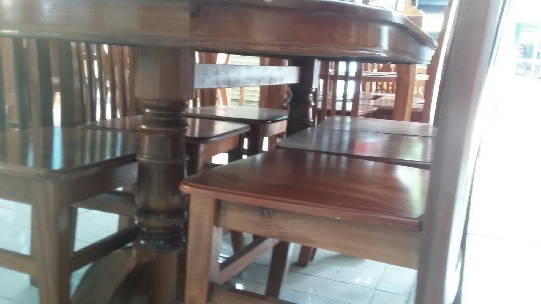 BÀN ĂN BẦU DỤC MẶT LIỀN