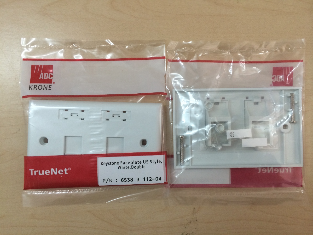 Faceplate Us (115 X 70) W/ Shutter, Horizontal 2-Port ADCKrone